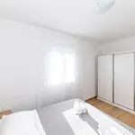 Apartment 2 Bedroom Awesome In Okrug Gornji