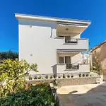 Apartment 2 Bedroom Awesome In Okrug Gornji