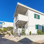 2 Bedroom Awesome In Okrug Gornji Apartment