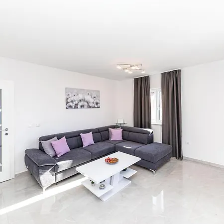 2 Bedroom Awesome In Okrug Gornji 트로기르