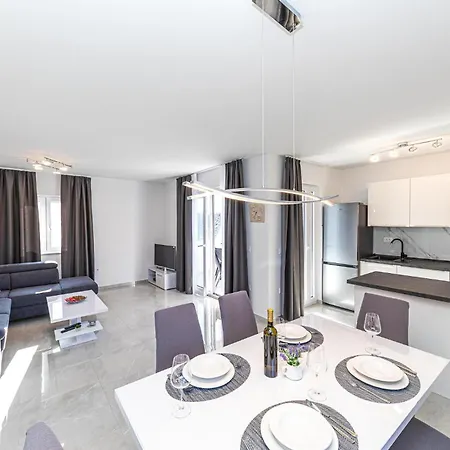 아파트 2 Bedroom Awesome In Okrug Gornji