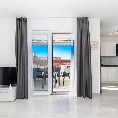 2 Bedroom Awesome In Okrug Gornji *