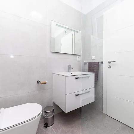 2 Bedroom Awesome In Okrug Gornji 트로기르