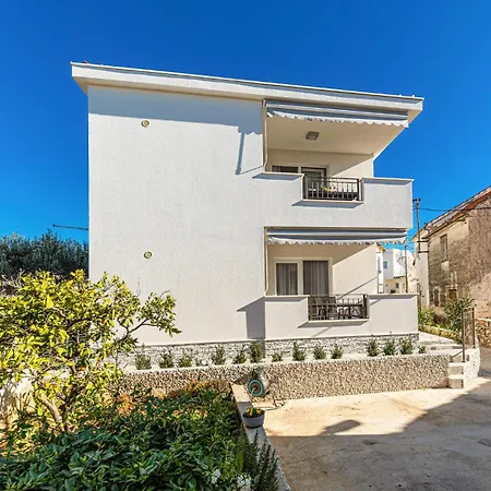 Apartment Beautiful In Okrug Gornji