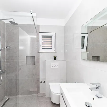 Beautiful In Okrug Gornji * Τρογκίρ