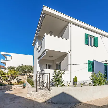 Beautiful In Okrug Gornji With Kitchen Apartment