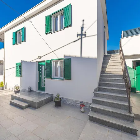 Beautiful In Okrug Gornji With Kitchen Trogir
