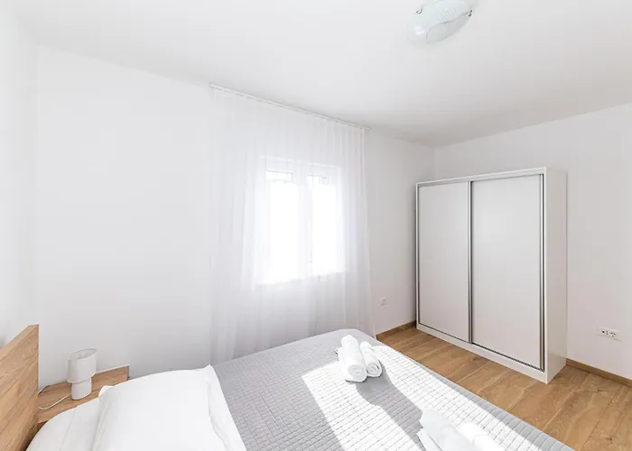 Apartment Beautiful In Okrug Gornji