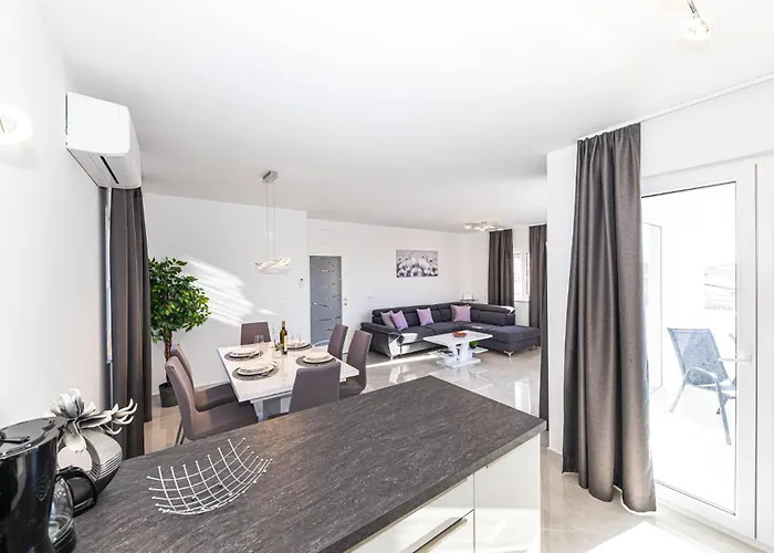 Apartment Beautiful In Okrug Gornji