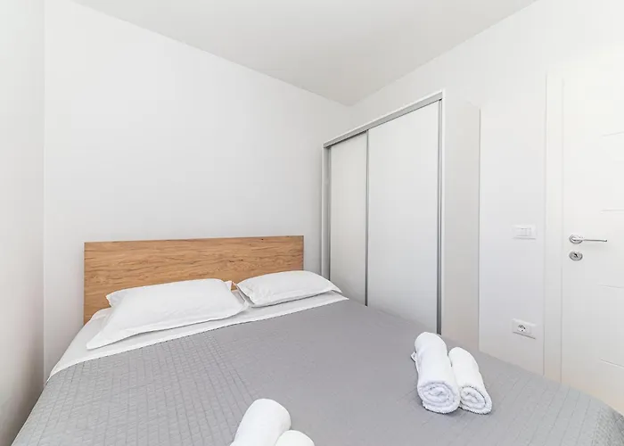 Beautiful In Okrug Gornji Apartment *