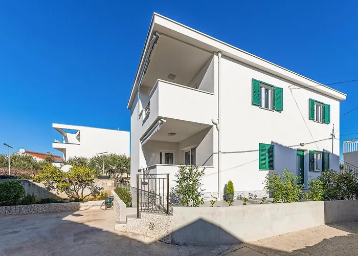 Beautiful In Okrug Gornji Apartment